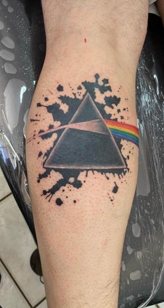 mẫu xăm tam giác cầu vồng