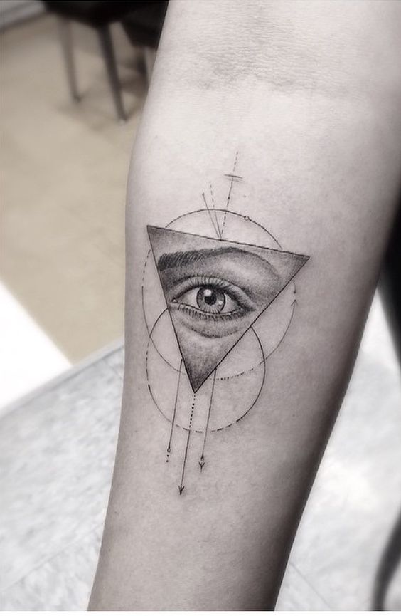 mẫu xăm tam giác con mắt