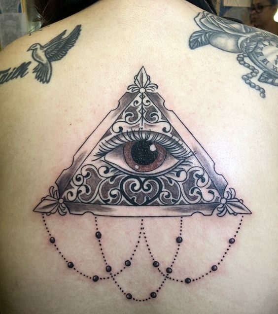 mẫu xăm tam giác hoa văn sau lưng
