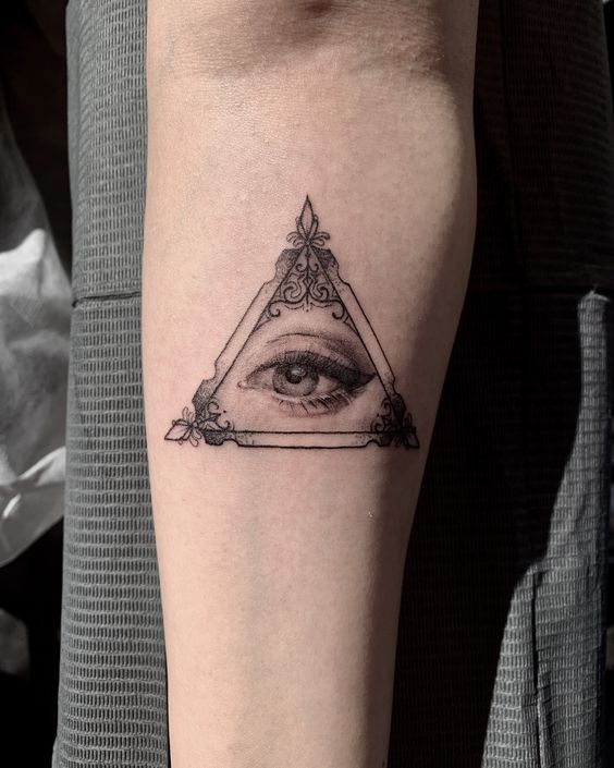 đôi mắt trên nền hoa văn tam giác