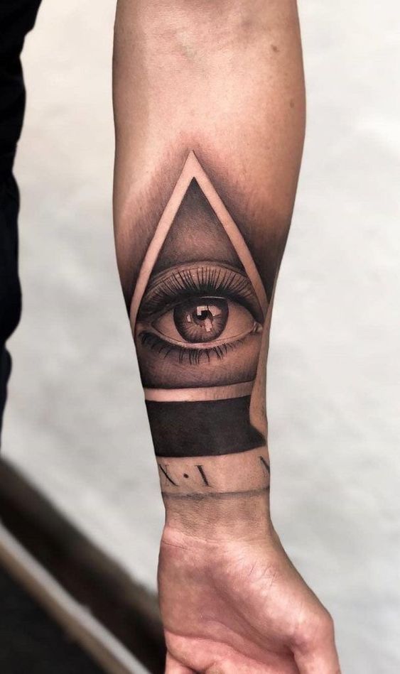 thiết kế xăm tam giác tối giản trên cổ tay