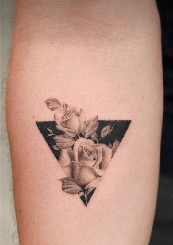 Hoa hồng đẹp ở cổ tay cho nữ