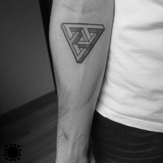 thiết kế xăm hình tam giác