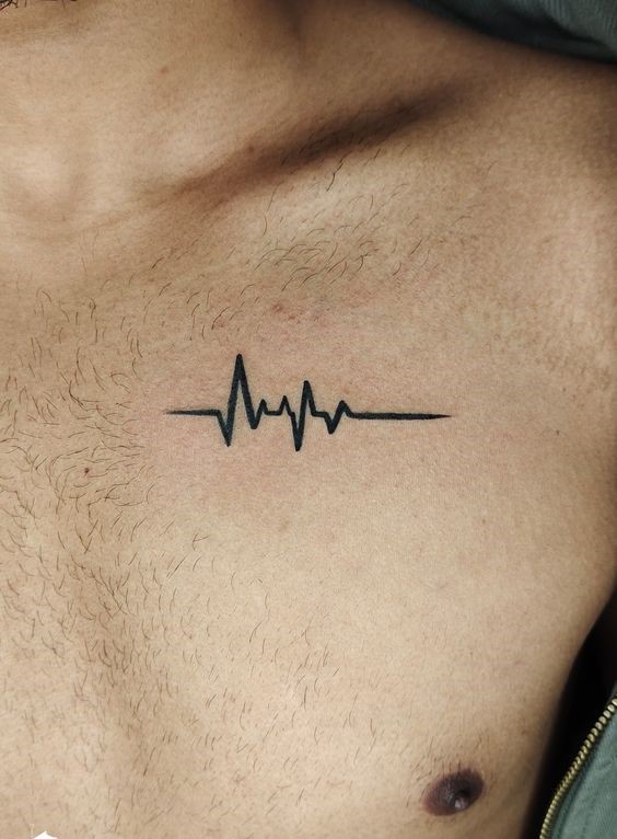nhịp tim được xăm trên ngực anh khách