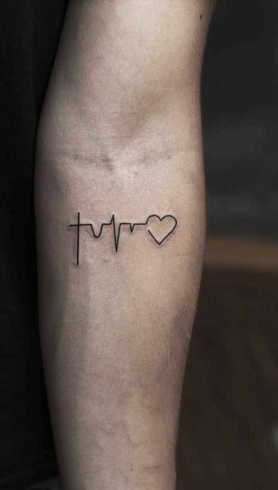 nghệ thuật tattoo nhịp tim trên cẳng tay
