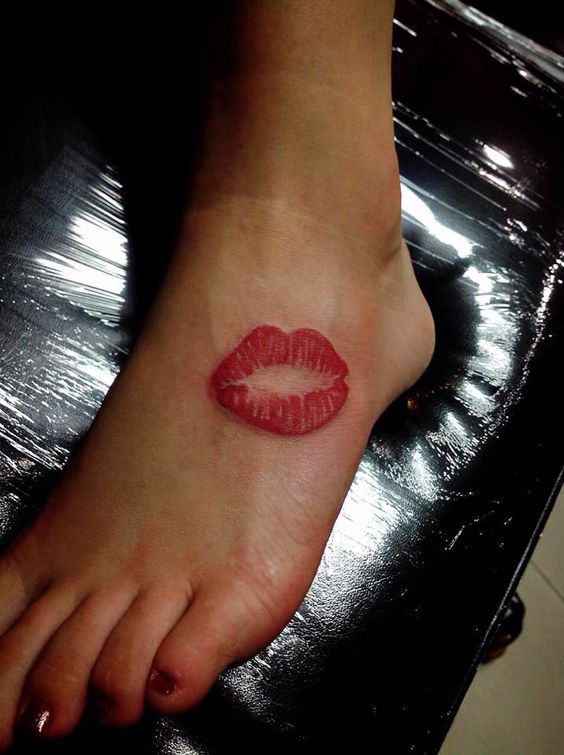 nghệ thuật tattoo nụ hôn trên mu bàn chân nghệ thuật tattoo nụ hôn trên mu bàn chân