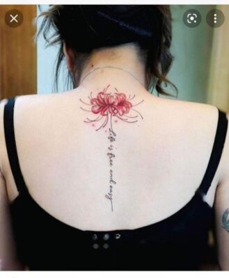nghệ thuật xăm hình hoa màu sau lưng cho nữ