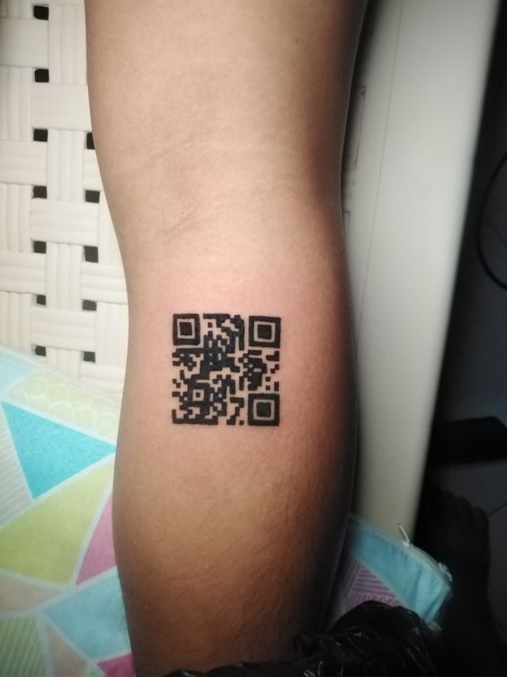 nghệ thuật xăm mã qr trên cẳng chân