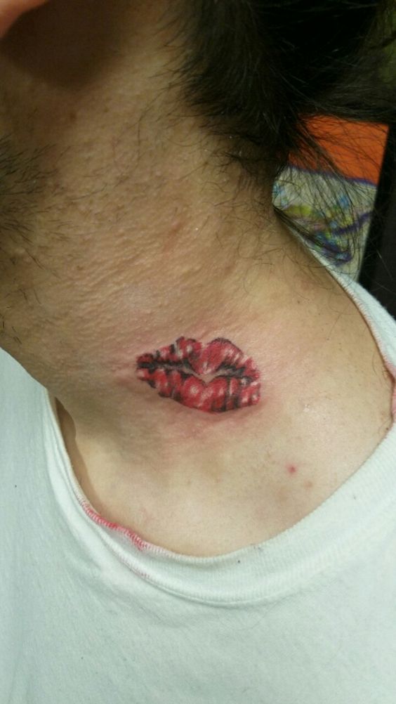 nổi bật với mẫu tattoo nụ hôn trên cổ nổi bật với mẫu tattoo nụ hôn trên cổ