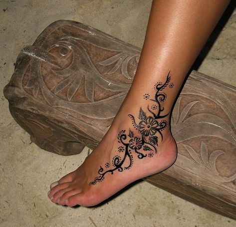 phong cách tattoo cổ điển ở mắt cá chân