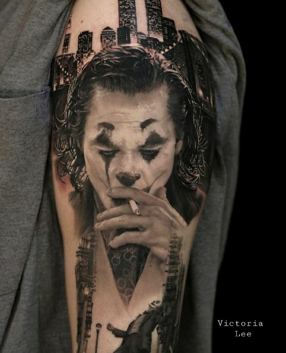 phong cách xăm Jocker kín bắp tay