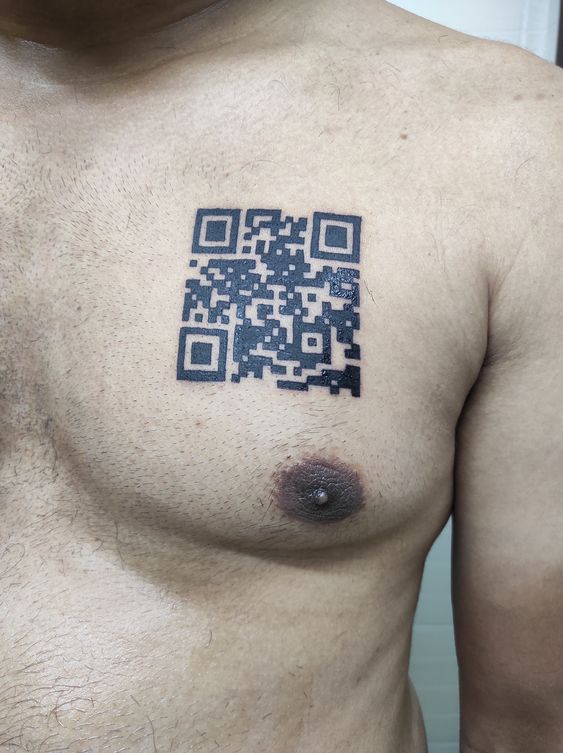 qr được khắc họa trên ngực