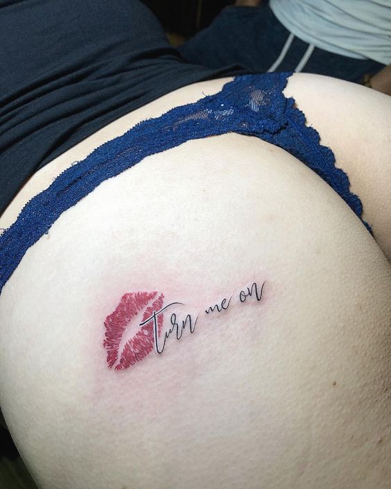 quyến rũ với mẫu tattoo nụ hôn trên mông quyến rũ với mẫu tattoo nụ hôn trên mông