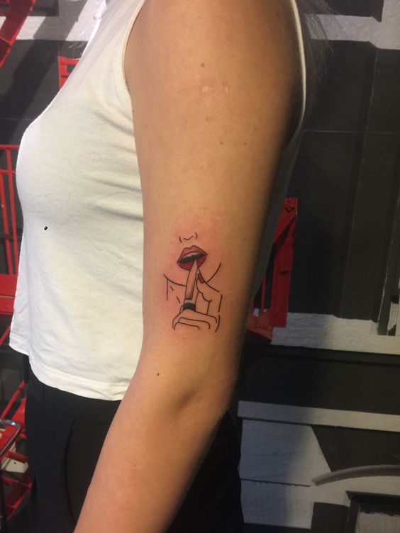 sáng tạo với kiểu tattoo nụ hôn trên tay sáng tạo với kiểu tattoo nụ hôn trên tay