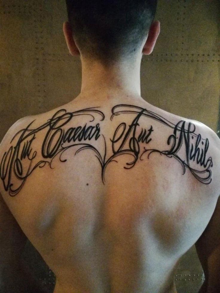 sáng tạo với mẫu tattoo chữ la tinh trên lưng