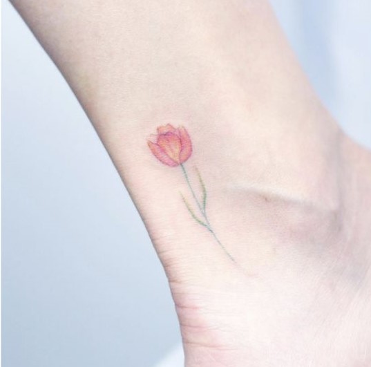 sự phóng khoáng và tươi sáng khi xăm tulip ở cổ chân