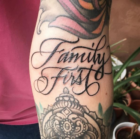 tạo ấn tượng với mẫu tattoo chữ family first