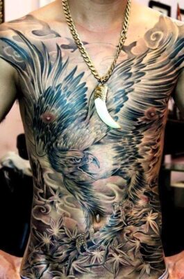 táo bạo với hình cánh chim khi xăm full người