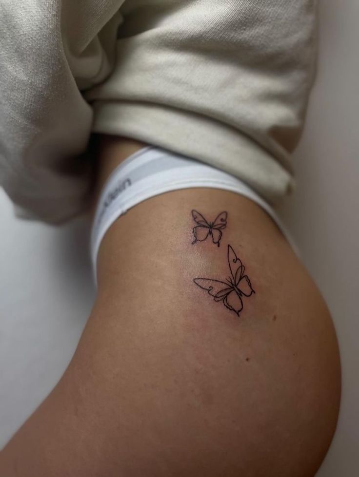 tattoo cánh bướm đơn giản sau mông