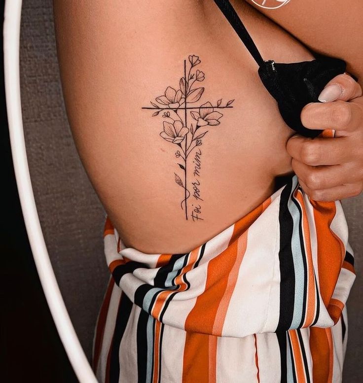 tattoo cánh hoa thập tự giá