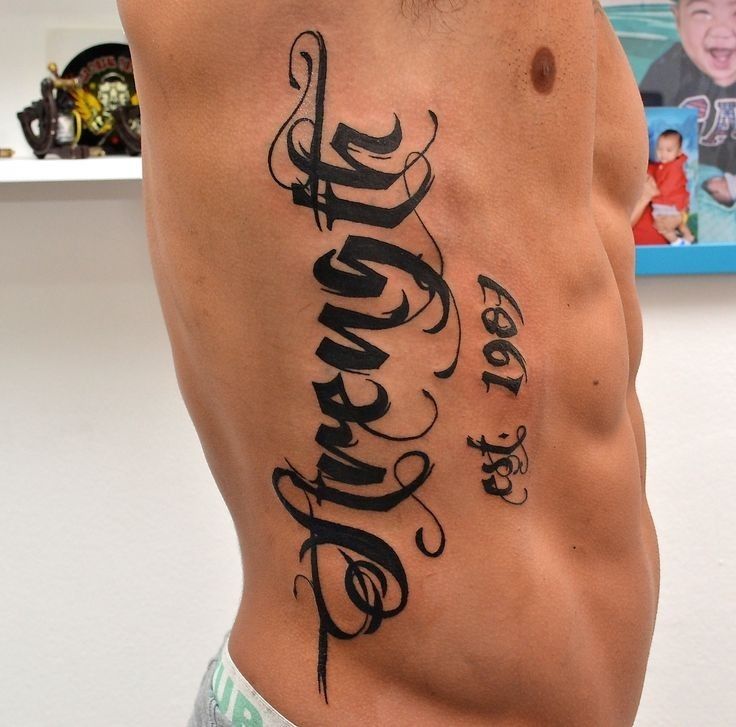 tattoo chữ và năm sinh ở mạn sườn