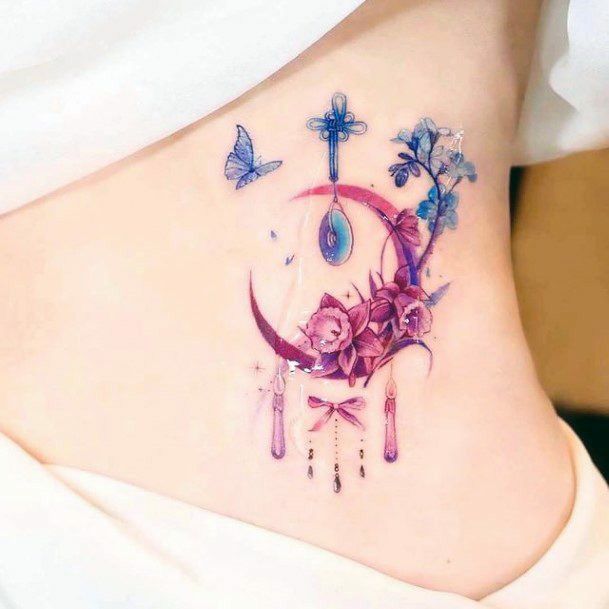 tattoo hình trăng khuyết ở eo