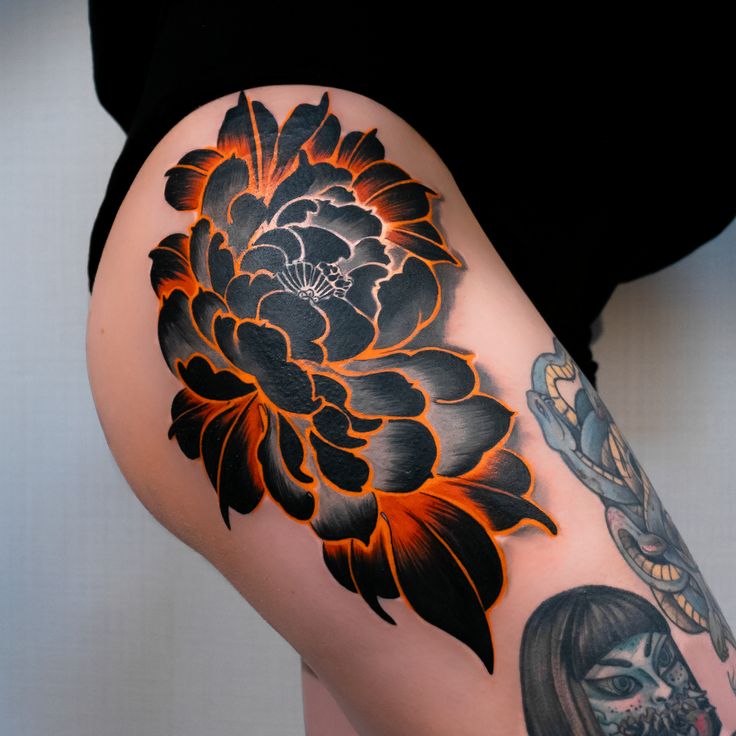 tattoo hoa bỉ ngạn rực rỡ màu sắc