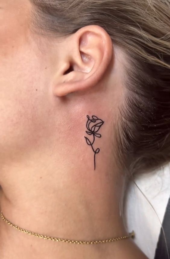 tattoo hoa hồng đen mini cách điệu cho nữ