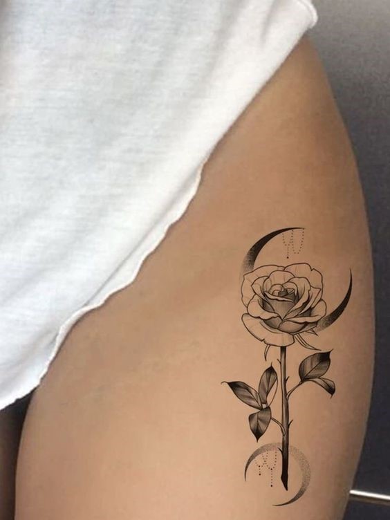 tatto hoa hồng đen mini kết hợp với trăng lưỡi liềm