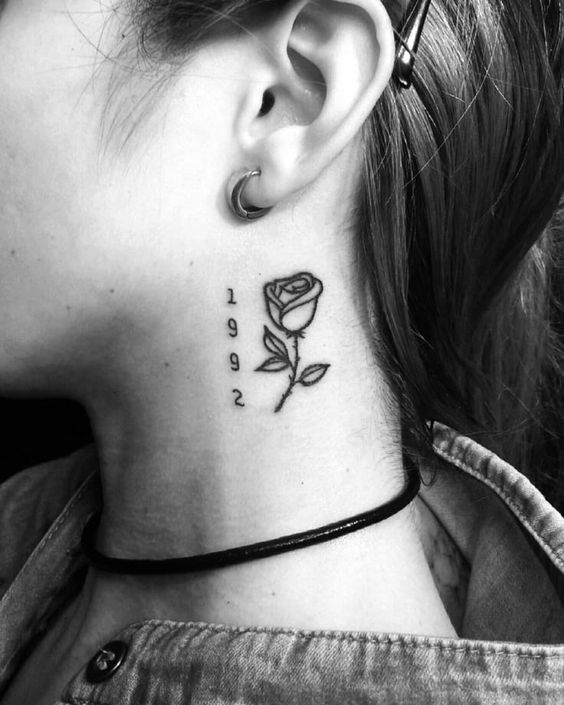 tatto hoa hồng đen mini kết hợp với năm sinh siêu độc