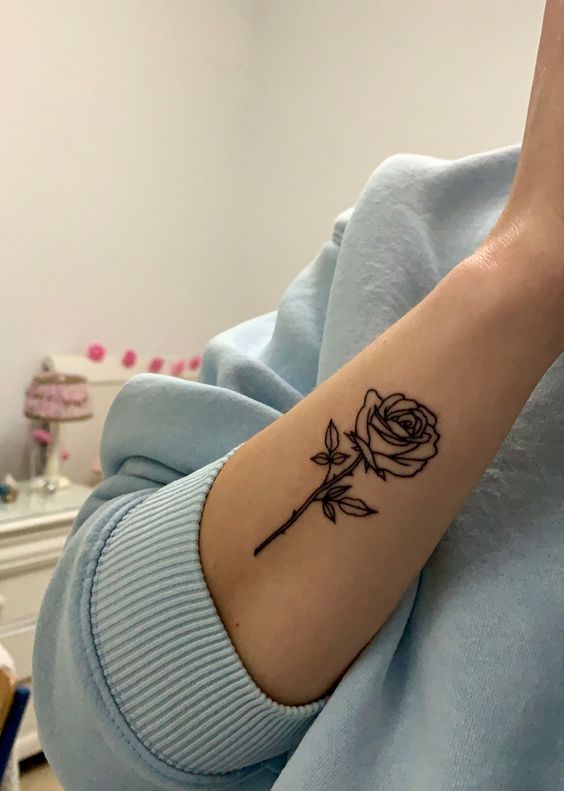 tatto hoa hồng đen mini kết hợp với súng siêu lạ