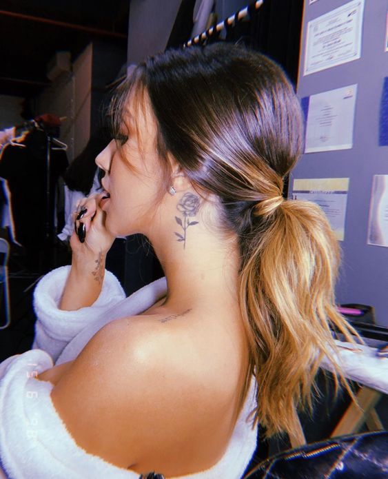 tatto hoa hồng đen mini sau tai siêu lôi cuốn