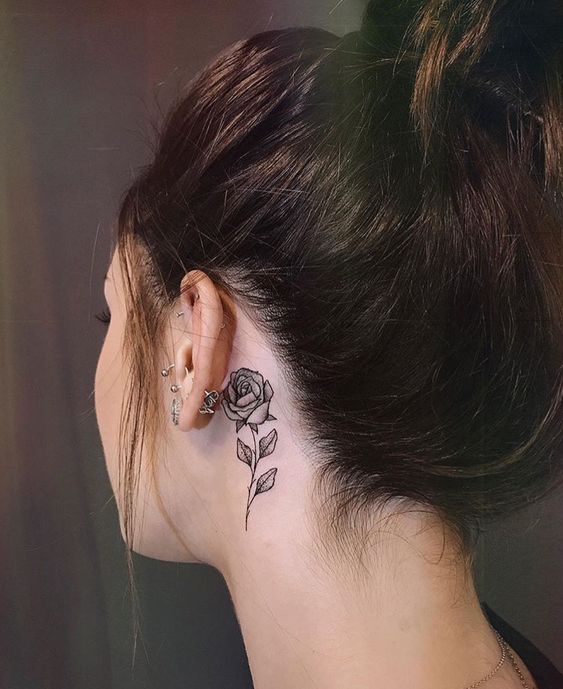 tatto hoa hồng đen mini thanh lịch cho nam