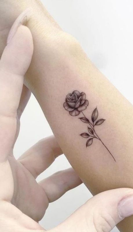 tatto hoa hồng đen mini ưa nhìn cho khách