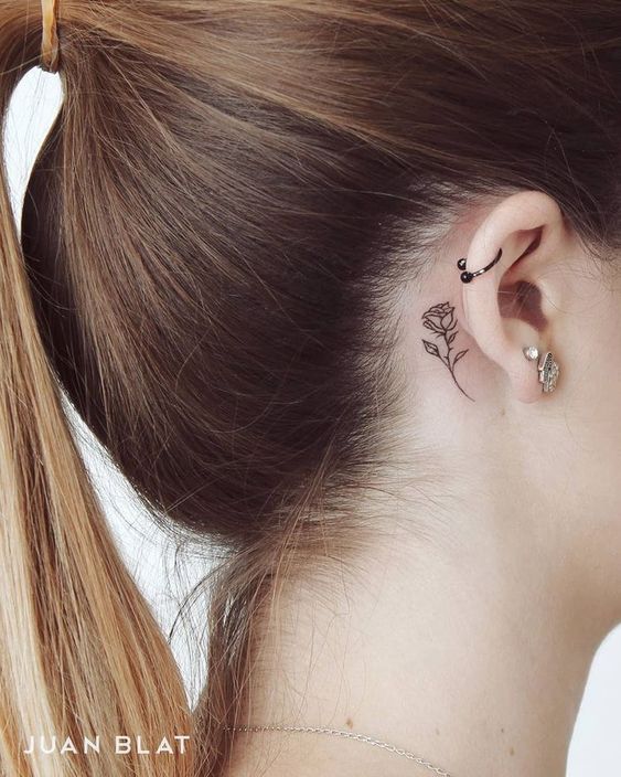 tatto hoa hồng đen mini vừa nhẹ nhàng vừa lịch sự