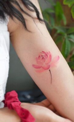 tatto hoa sen màu đỏ siêu quyến rũ