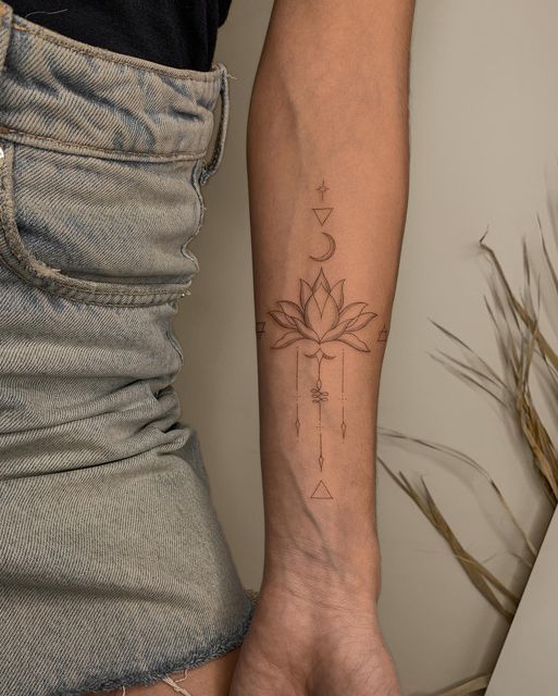 tatto hoa sen mini siêu lạ cho người mới