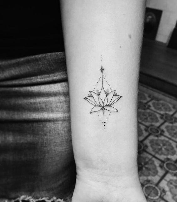 tatto hoa sen thu hút