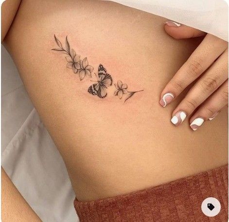tattoo hoa và bướm ở mạn sườn