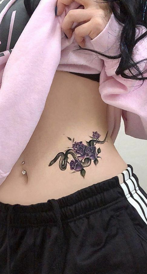 tattoo rắn quấn quanh hoa hồng ở eo