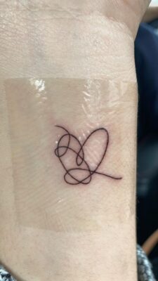 tattoo biểu tượng của bài hát love yourself