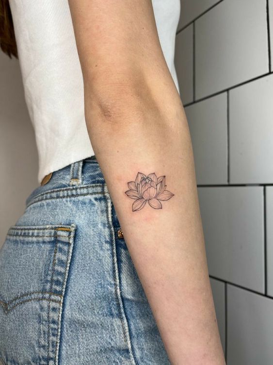 tattoo bông sen ở tay đầy ý nghĩa