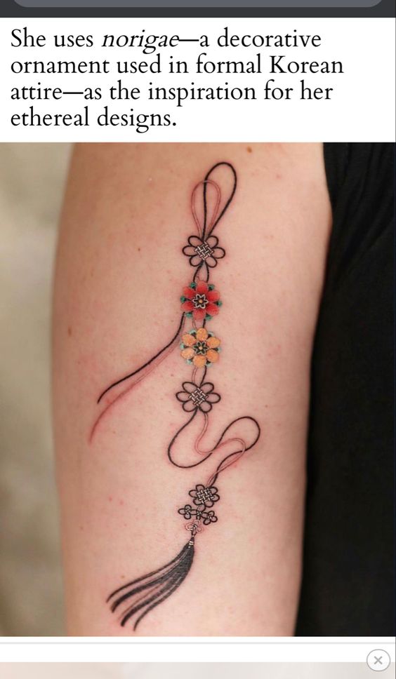 tattoo bùa may mắn với họa tiết hoa nhỏ xinh