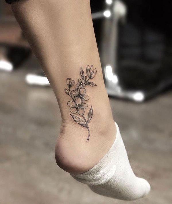 tattoo cành hoa xinh gần mắt cá