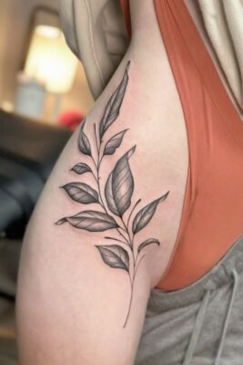 Tattoo cành lá cây ở hông cho nữ