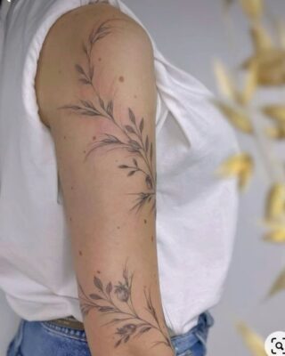 Tattoo cành lá đơn giản ở bắp tay