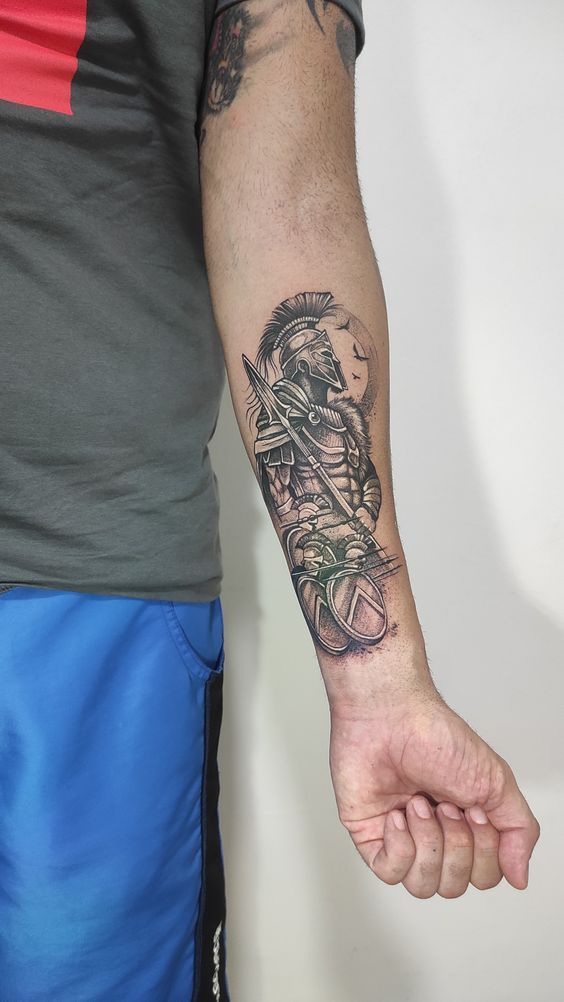 tattoo chiến binh la mã đơn giản ở cổ tay