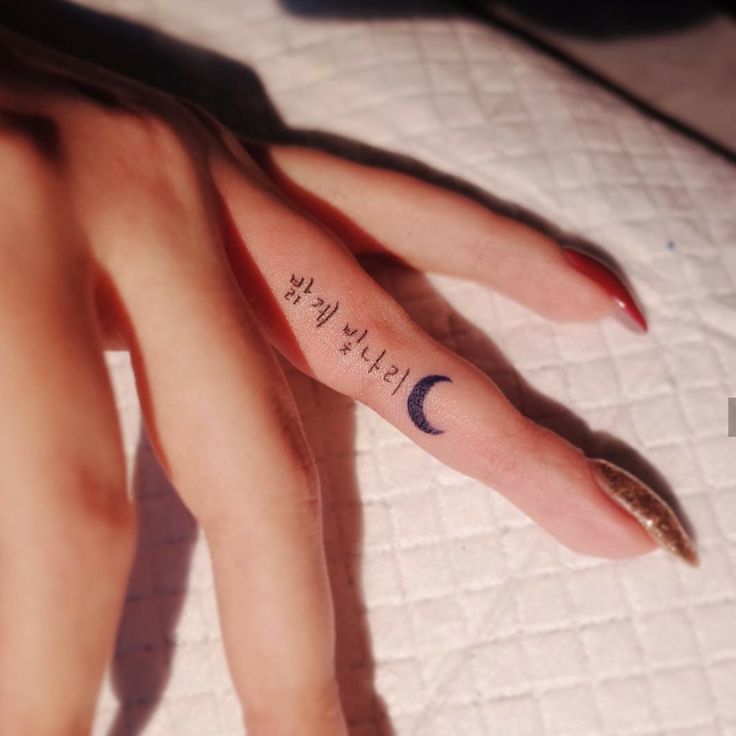 tattoo chữ hàn quốc ở ngón tay siêu đẹp