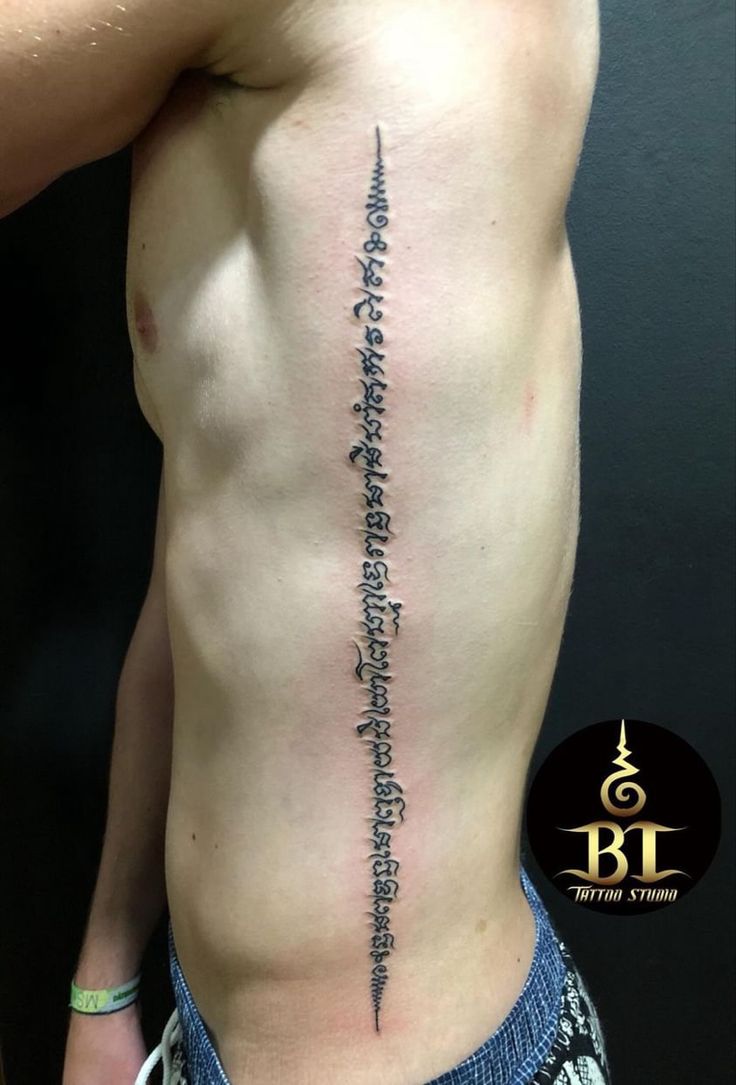 tattoo chữ khmer chạy dọc bên hông