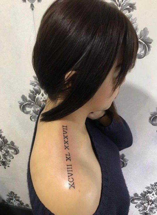 tattoo chữ số la mã trên vai cho nữ